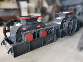 2PCG400*250小型双齿辊TX010.TV糖心发往乌鲁木齐破碎玻璃